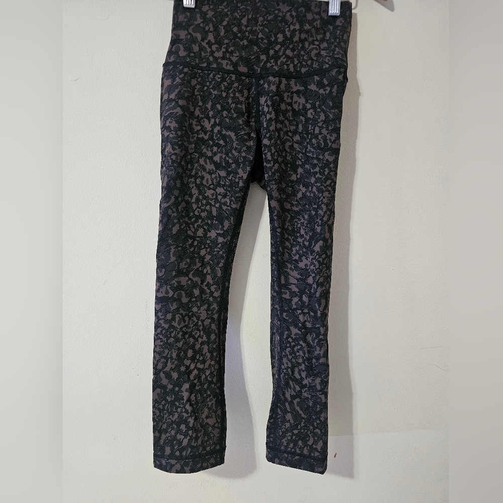 Lululemon Women's Align HR cropped 21” Brown Print Sz 4